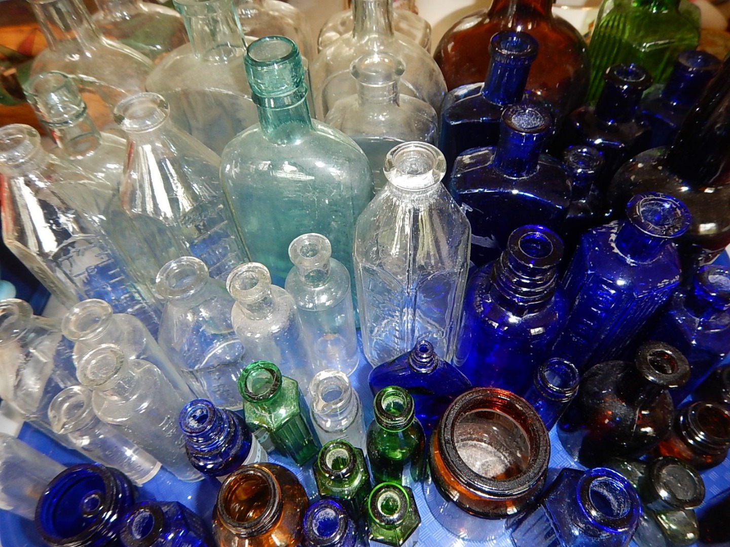 Appraisal: Various coloured and clear glass bottles including drugs bottles and