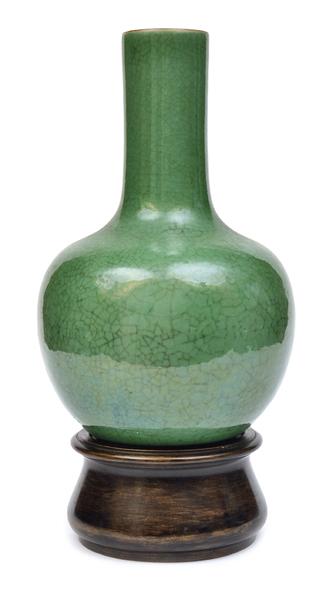 Appraisal: A CHINESE GREEN GLAZED CRACKLE VASE