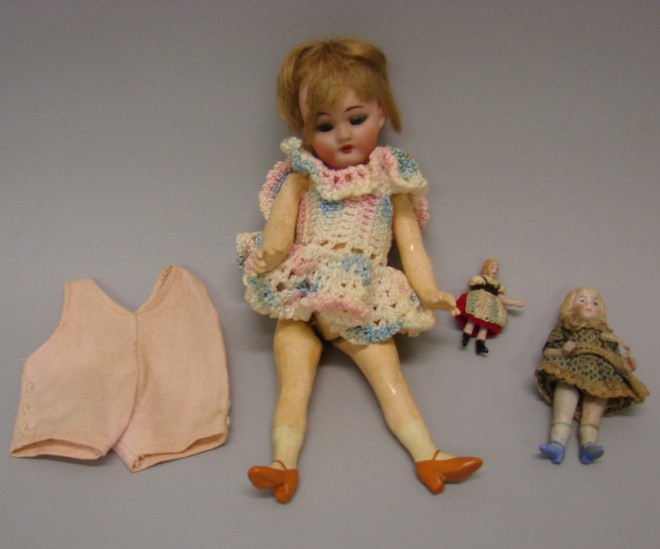 Appraisal: Lot of dolls With blue sleep eyes open mouth brown