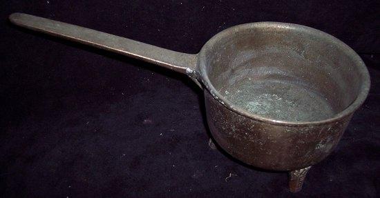 Appraisal: A bronze skillet cm long