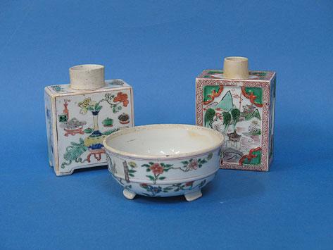 Appraisal: A CHINESE FAMILLE VERTE TEA CADDY of rectangular form decorated