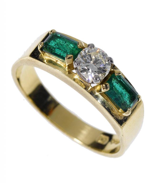 Appraisal: AN EMERALD AND DIAMOND RING the round brilliant flanked by