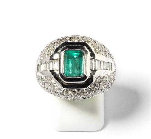 Appraisal: EMERALD AND DIAMOND RING White gold Casual-elegant ring the slightly