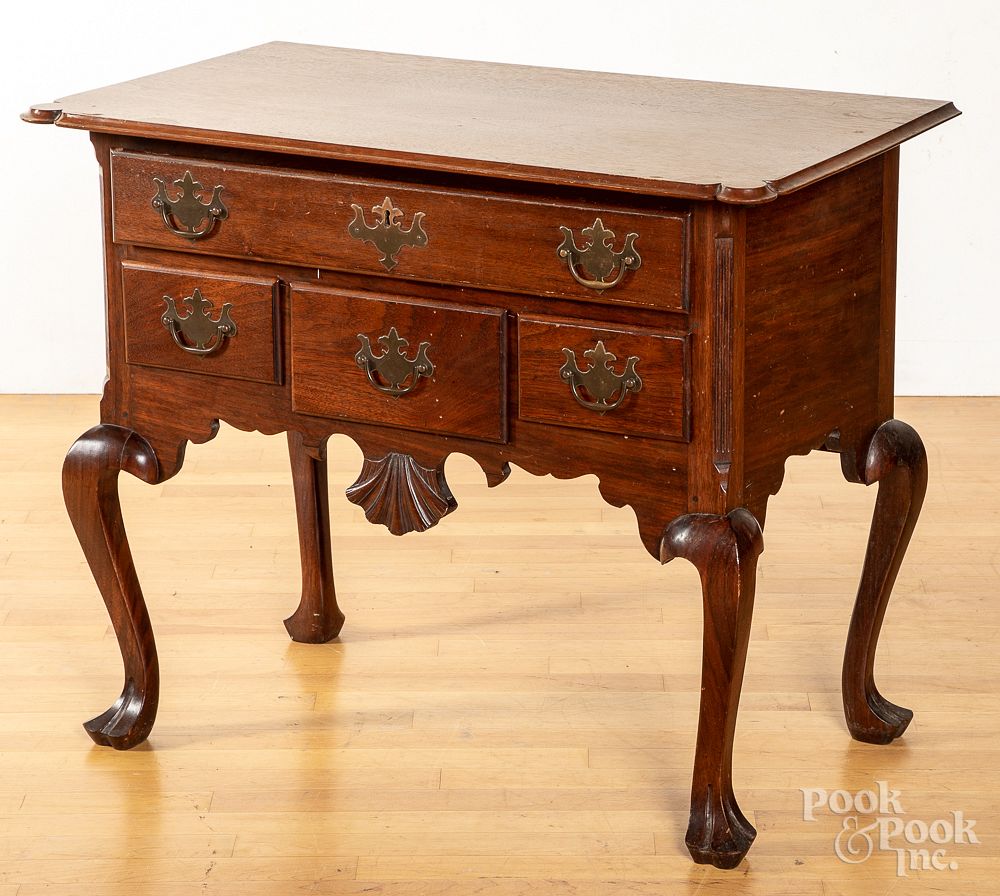 Appraisal: Bench made Queen Anne style walnut dressing table Bench made