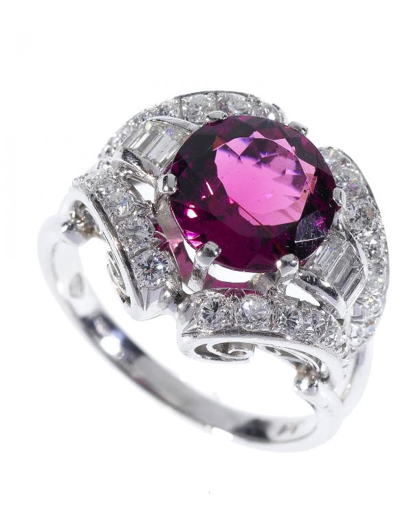 Appraisal: A DIAMOND AND PINK SAPPHIRE RING the vivid pink sapphire