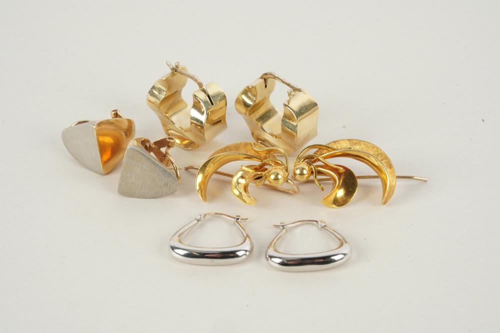 Appraisal: FOUR PAIRS OF KARART GOLD EARRINGScomprising one pair of yellow