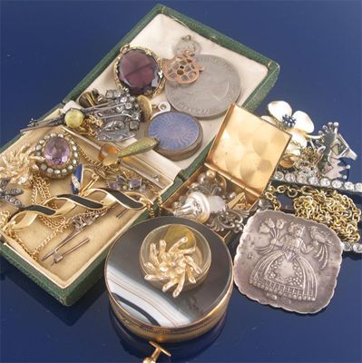 Appraisal: A mixed lot of assorted costume jewellery