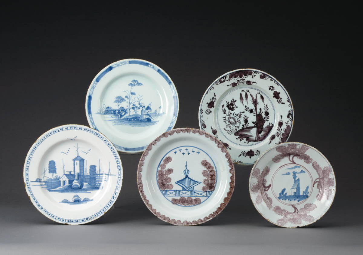 Appraisal: PAIR OF DELFT BLUE AND WHITE PLATES POSSIBLY LONDON CIRCA