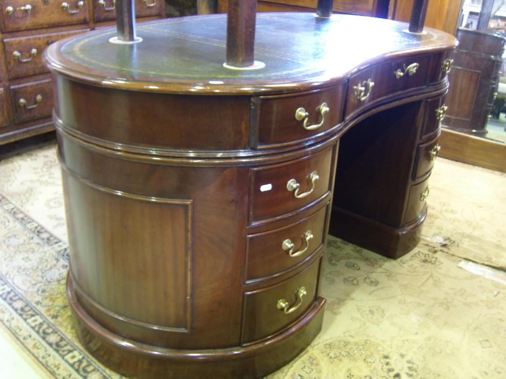 Appraisal: An Edwardian mahogany kidney shaped desk with inset leather top