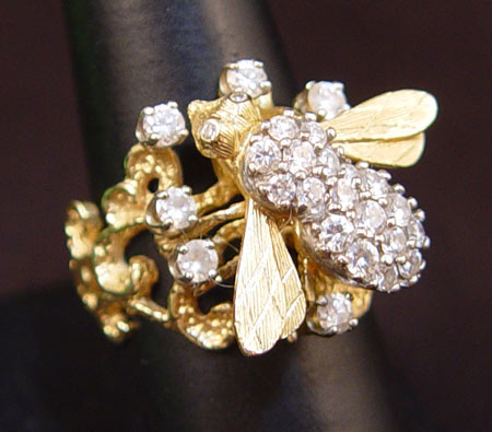 Appraisal: K DIAMOND BUMBLE BEE FIGURAL RING round brilliant cut diamonds