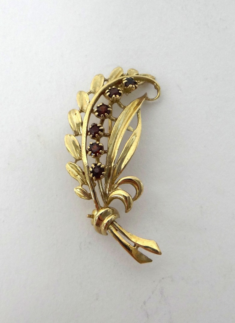 Appraisal: A ct gold and garnet set brooch designed as a