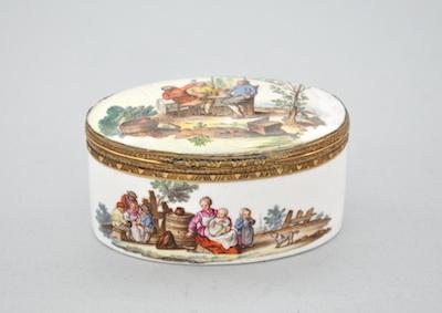 Appraisal: A Continental Porcelain Oval Snuff Box The exterior of the