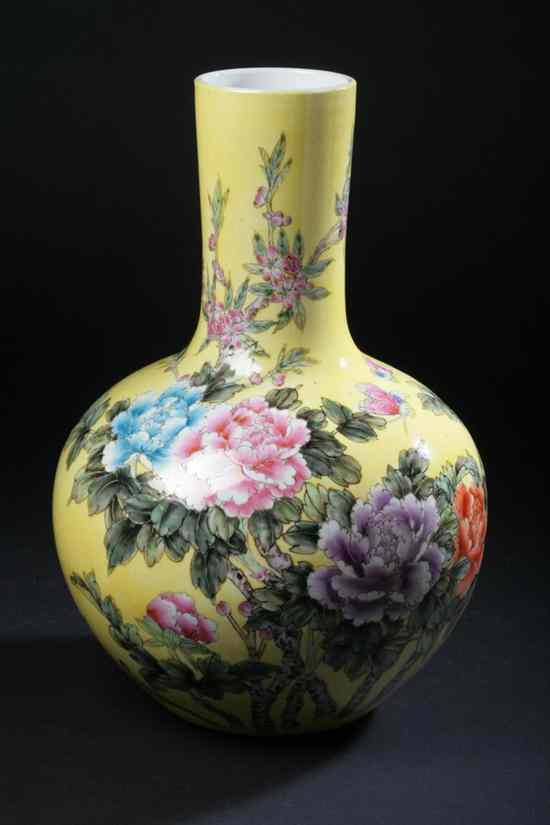 Appraisal: CHINESE FAMILLE ROSE PORCELAIN VASE Qianlong iron red mark Floral