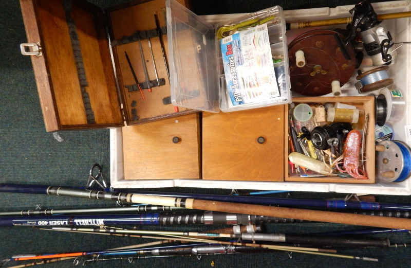 Appraisal: A large quantity of fishing tackle to include a large