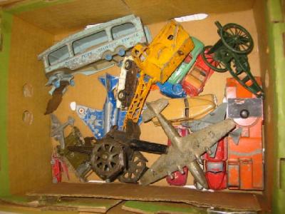 Appraisal: Fifteen various planes and other models and a tin plate