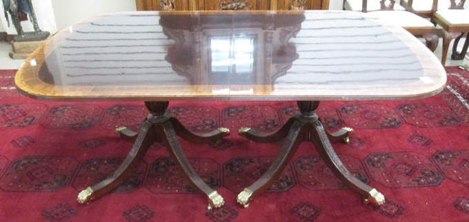 Appraisal: A RECTANGULAR FEDERAL STYLE MAHOGANY DINING TABLE WITH TWO LEAVES