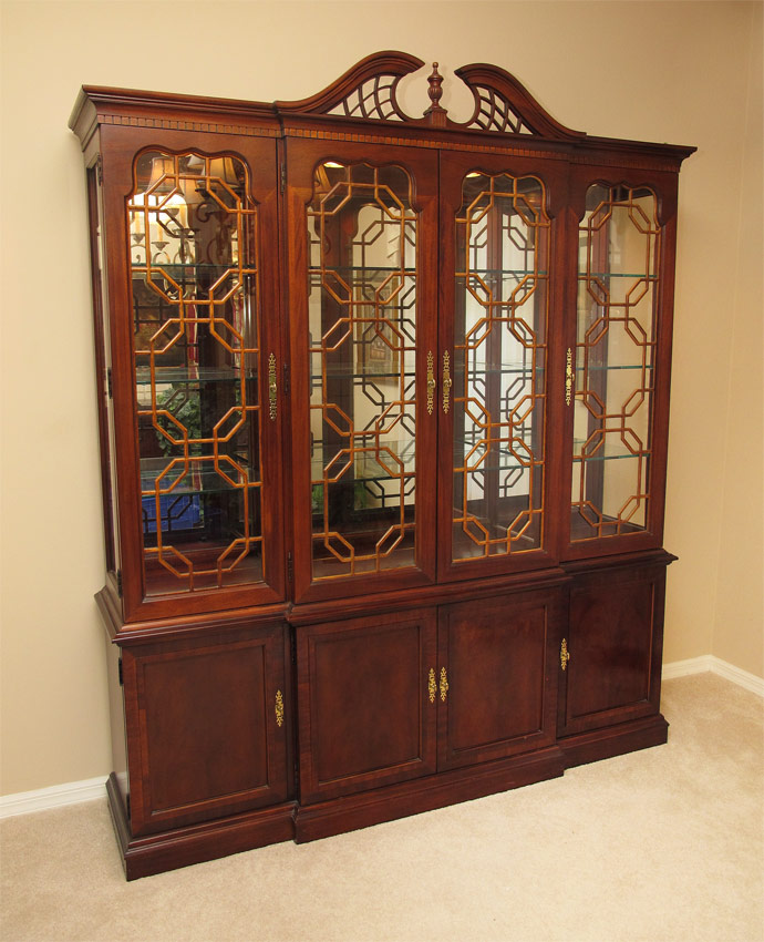 Appraisal: THOMASVILLE MAHOGANY BREAKFRONT CHINA CABINET Top glass doors with fretwork