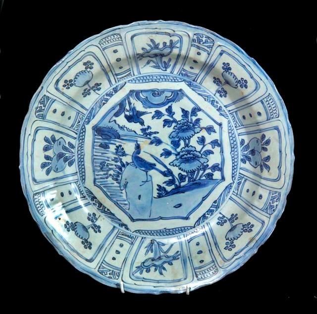 Appraisal: A TH CENTURY JAPANESE KRAAKWARE BLUE AND WHITE DISH decorated