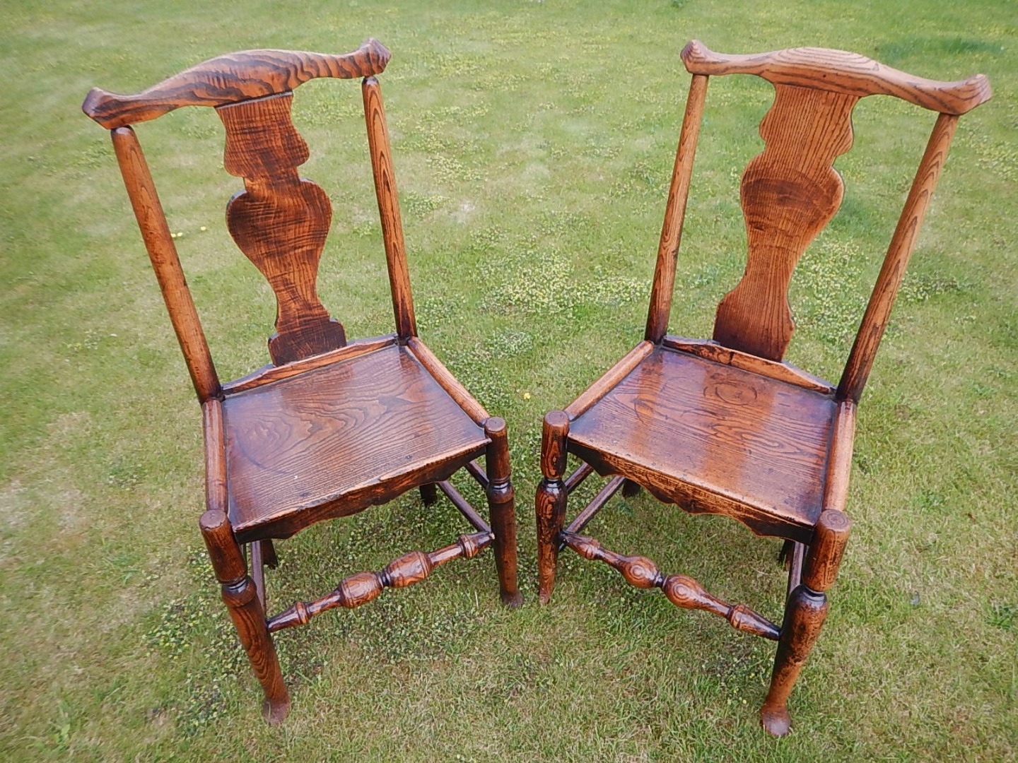 Appraisal: Two similar thC elm single chairs with broad shaped splats