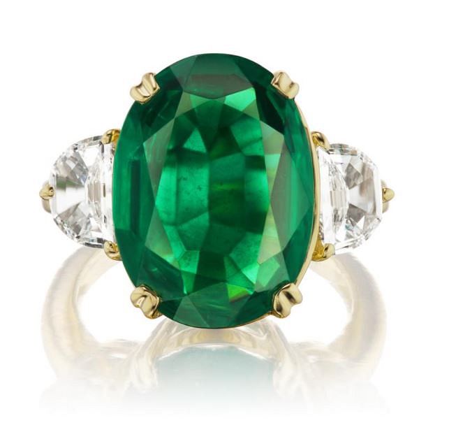 Appraisal: CLASSIC OVAL EMERALD RING CLASSIC OVAL EMERALD RING Classic elegance