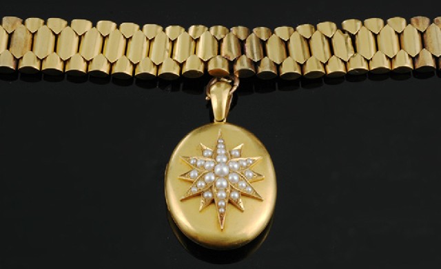 Appraisal: A Victorian gold collar and locket The ct gold wide