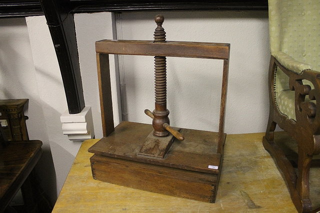 Appraisal: A TH CENTURY OAK TABLE TOP BOOK PRESS cm across