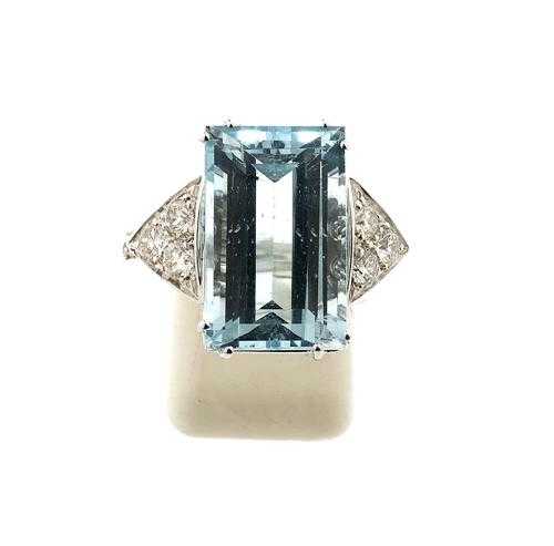 Appraisal: AQUAMARINE AND BRILLIANT-CUT DIAMOND RING White gold Classic-elegant ring set