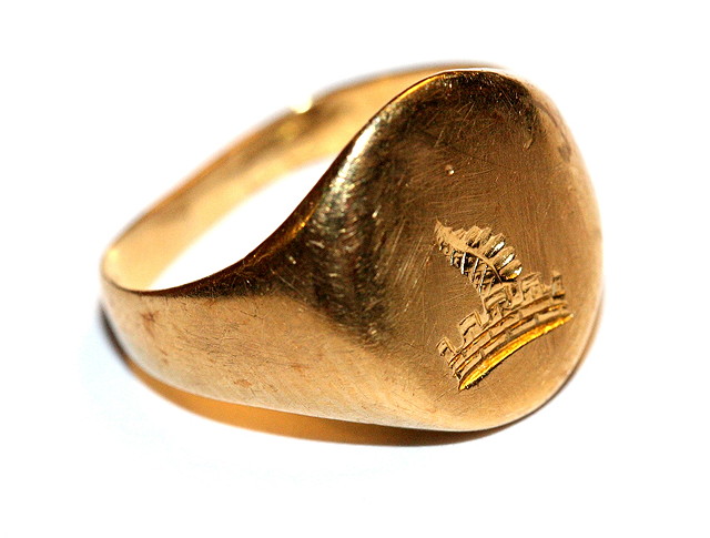 Appraisal: A GOLD SIGNET RING with engraved crest and two gold