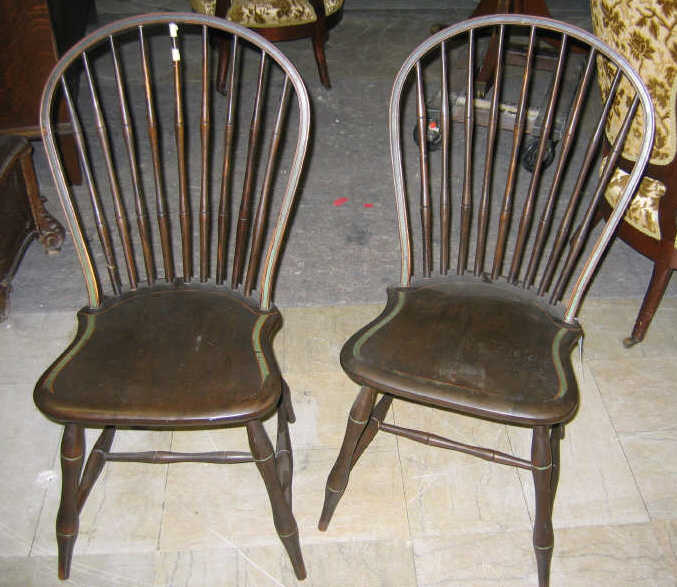 Appraisal: PAIR AMERICAN TH CENTURY WINDSOR CHAIRS With hoop backs and