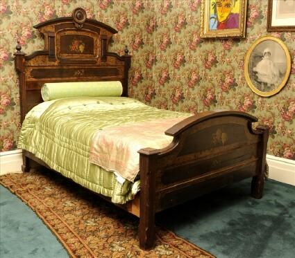 Appraisal: VICTORIAN COTTAGE PAINTED BEDSTEAD AND WASHSTAND The bedstead with headboard