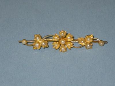 Appraisal: AN EDWARDIAN CT GOLD AND PEARL BROOCH comprising pearl set