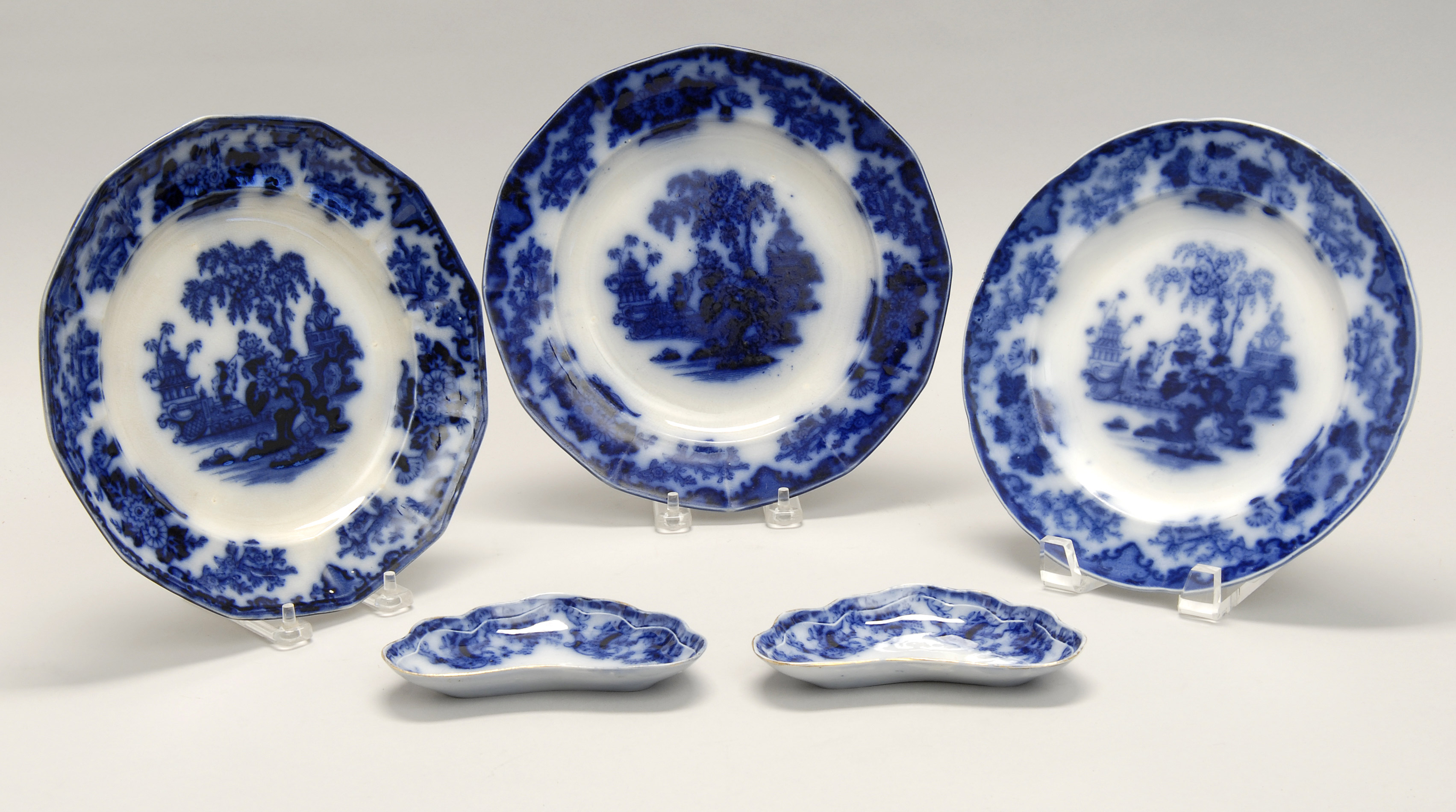 Appraisal: FIVE PIECES OF FLOW BLUE POTTERY Three plates in the