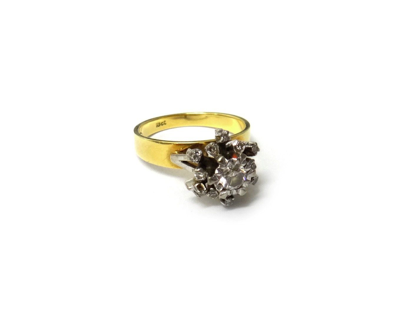 Appraisal: A gold and diamond set cluster ring mounted with the