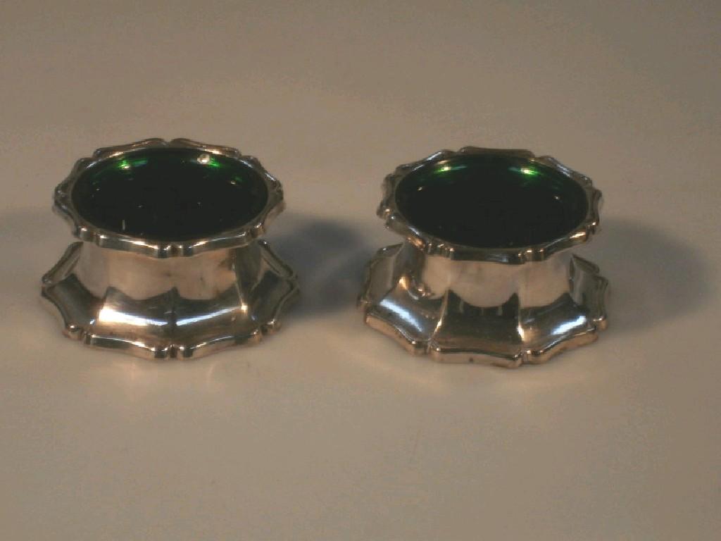 Appraisal: A pair of silver salts with green glass liners Sheffield