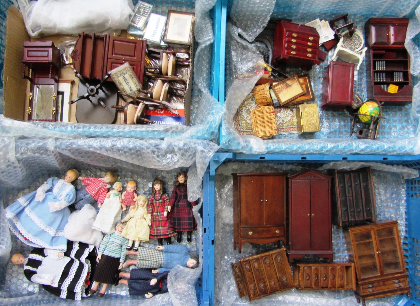 Appraisal: A quantity of Dolls house furniture and accessories qty