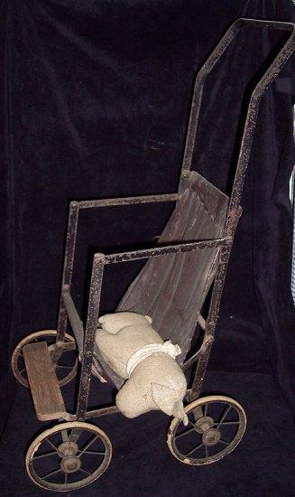 Appraisal: A doll's push chair