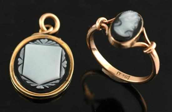 Appraisal: An Antique cameo ring and pendant The onyx cameo ring