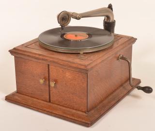 Appraisal: Victor model VV-IV record player oak case with lower record