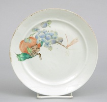 Appraisal: A Chinese Porcelain Export Dish with Peaches ca th Century