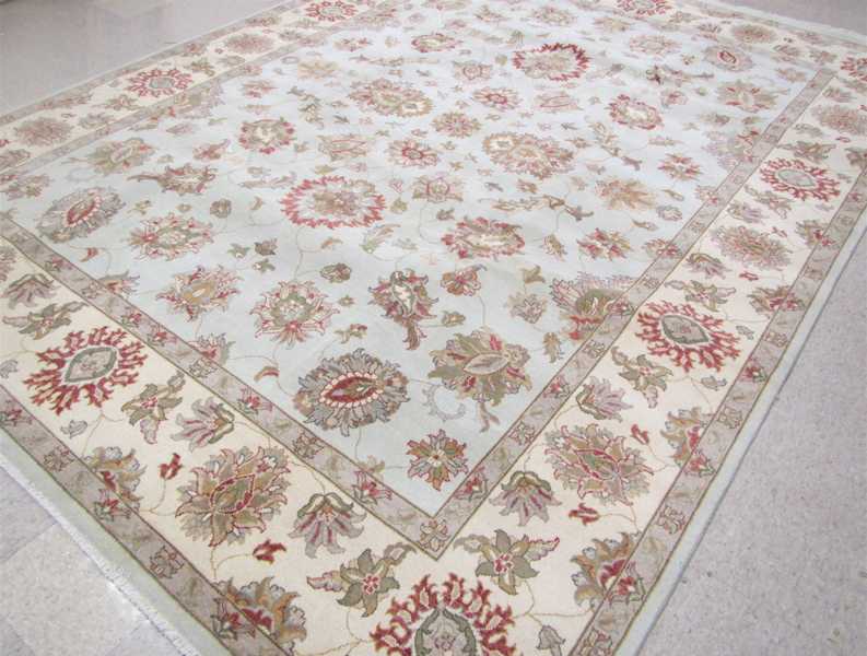 Appraisal: HAND KNOTTED ORIENTAL CARPET Indo-Persian featuring a floral decorated light