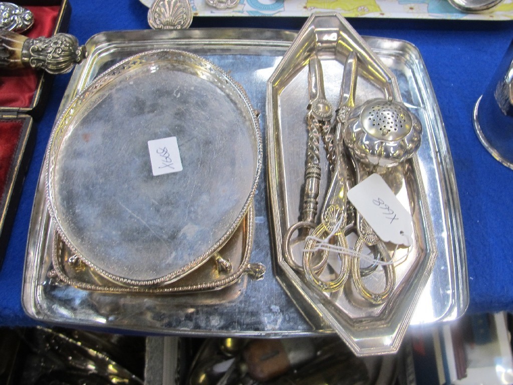 Appraisal: A lot comprising two small EP trays a snuffer stand