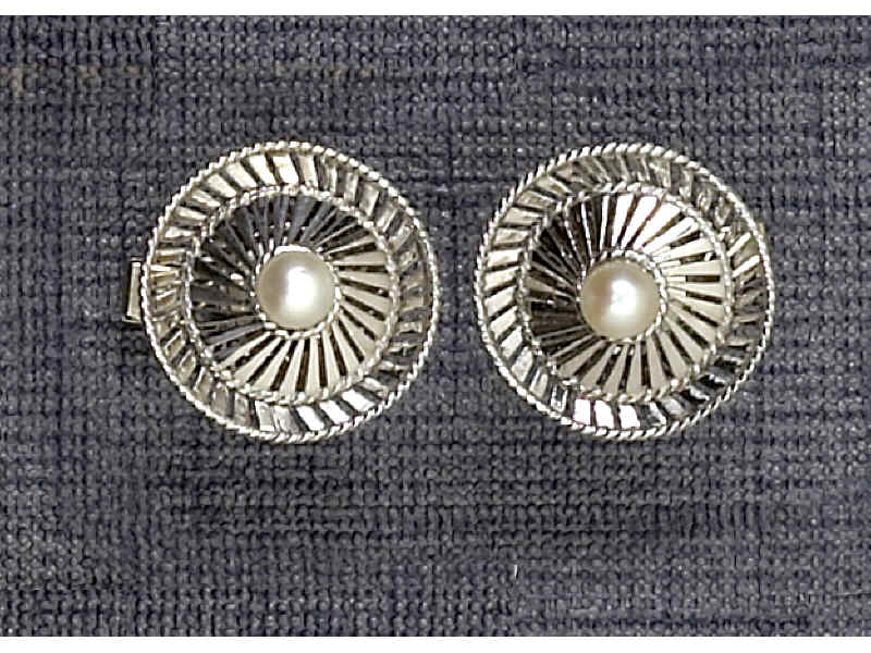 Appraisal: CUFF LINKS k white gold round open design cuff links