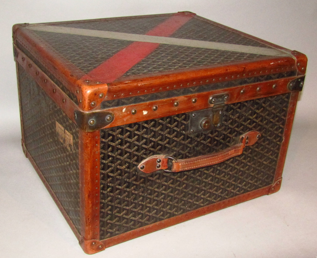 Appraisal: A thC Goyard hat box the square body with a