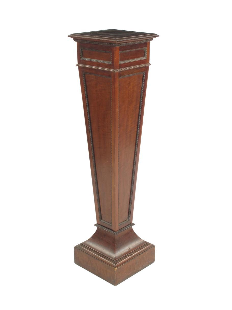 Appraisal: An Edwardian mahogany pedestal