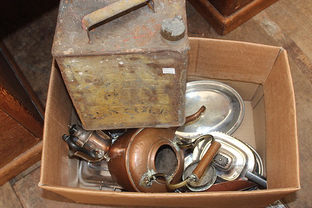 Appraisal: A QUANTITY OF METALWARE to include a copper kettle a