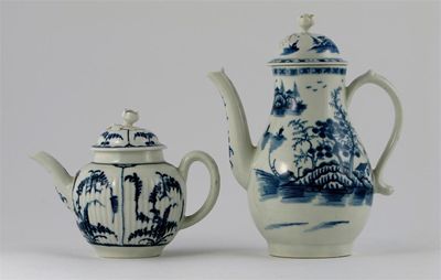 Appraisal: A Worcester blue and white teapot and coffee pot both