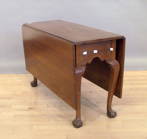 Appraisal: Pennsylvania Chippendale walnut drop leaf table ca h w d