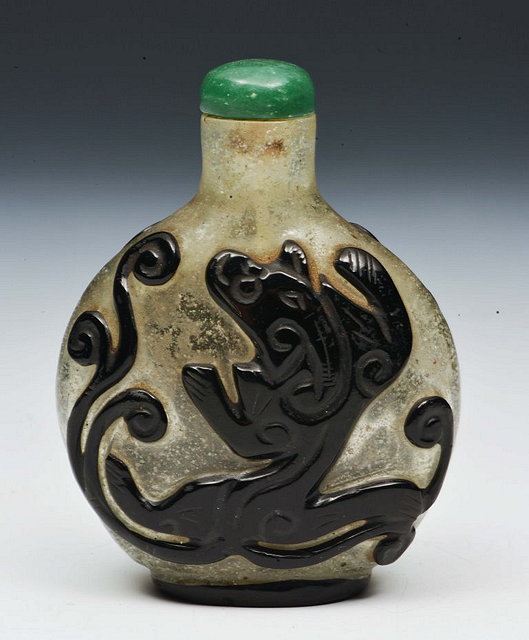 Appraisal: A BEIJING CAMEO GLASS SNUFF BOTTLE of ovoid form shape