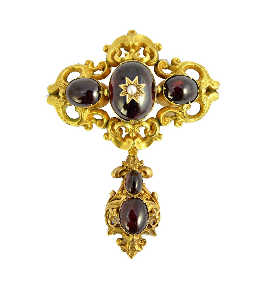 Appraisal: A Victorian gold and carbuncle garnet set brooch in a