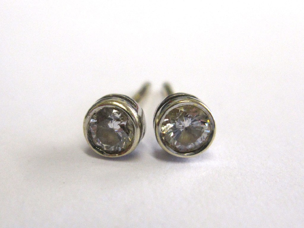 Appraisal: Eighteen carat white gold mounted diamond stud earrings each brilliant